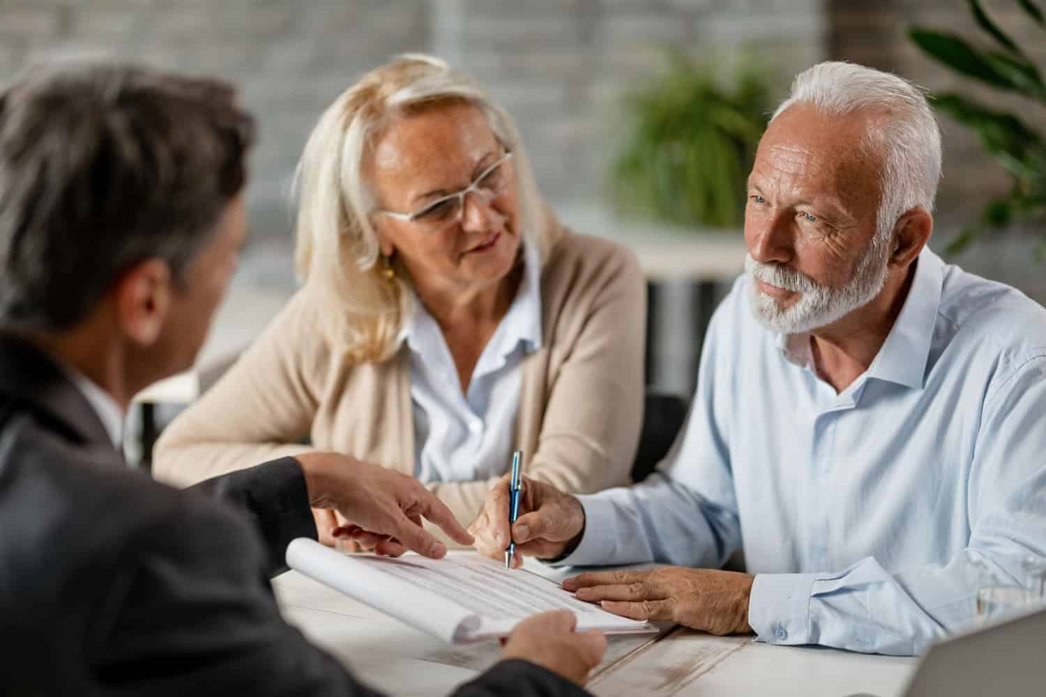 Villèle personnes entrain de signer Assurance Obsèques
